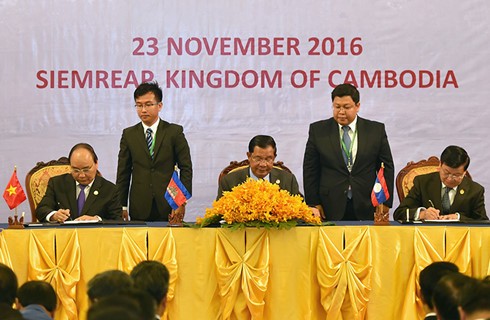 Thủ tướng Campuchia, Lào, Việt Nam họp báo công bố kết quả Hội nghị cấp cao CLV - 9 - ảnh 2